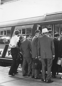 171274 Afbeelding van instappende reizigers op perron van het N.S.-station Amersfoort te Amersfoort.